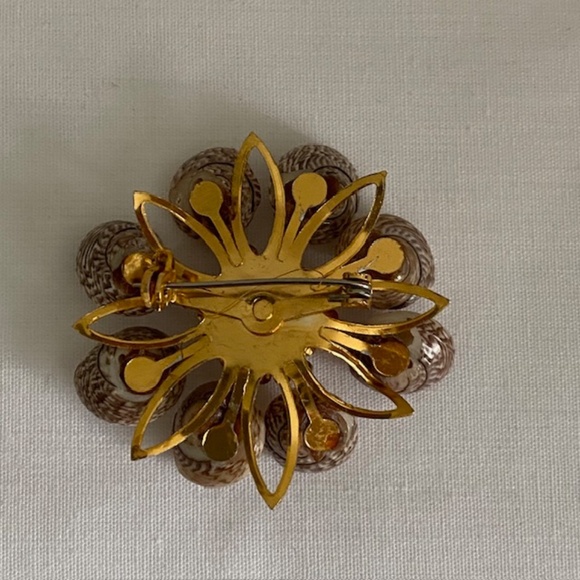 Vintage Natural Sea Shells Gold Tone Flower Brooch Costume Jewlery Pin - Picture 3 of 6